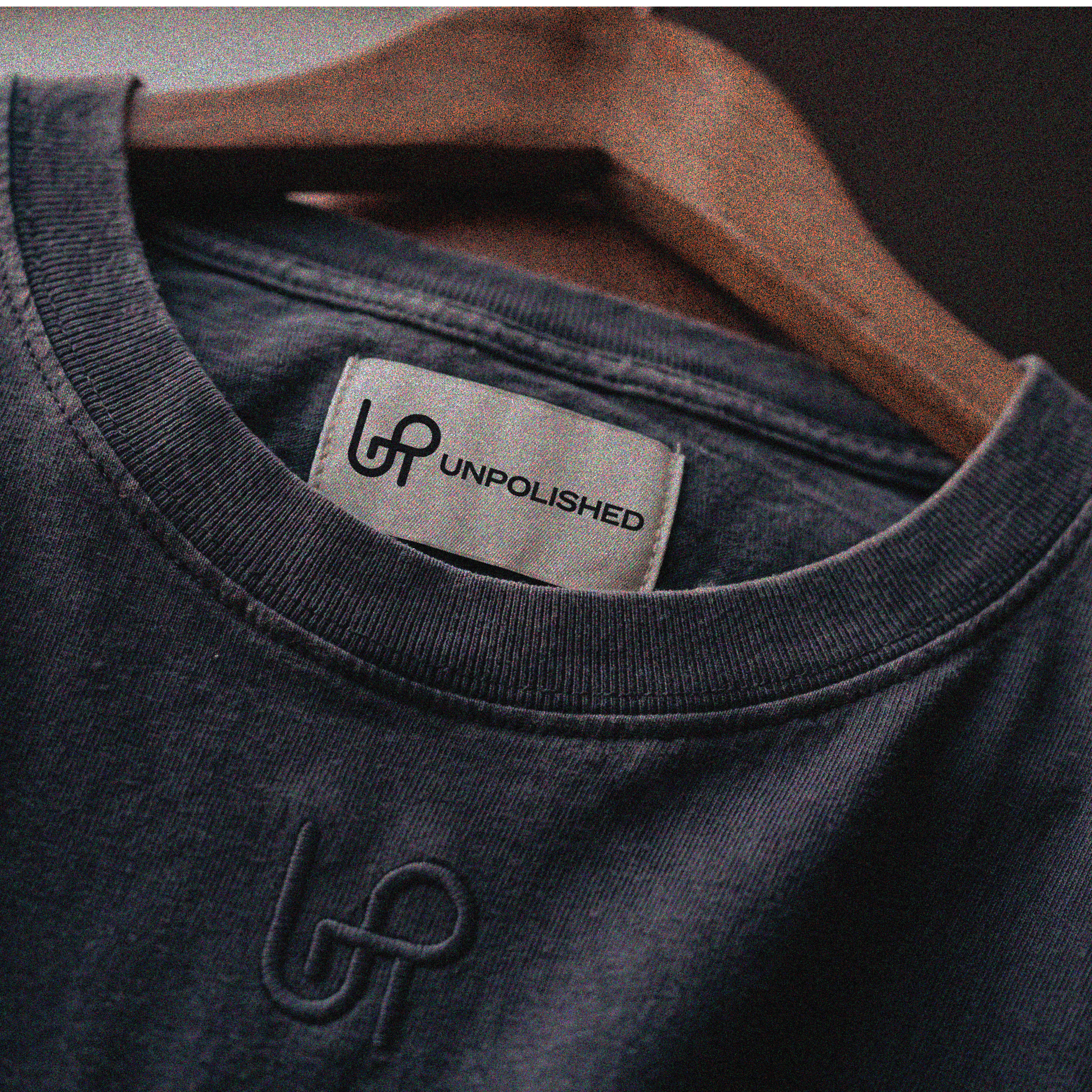 ภาพทดลองป้ายแบรนด์บนคอเสื้อ UNPOLISHED